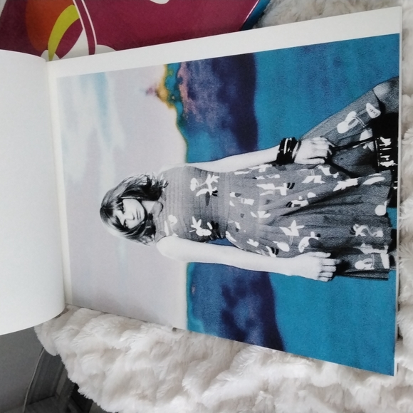 Authentic Chanel book of photos from Spring Collection of 2000 (17" x 12") - Picture 7 of 15